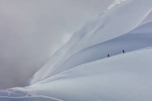 Klättrare på Mont Blanc-massivet — Stockfoto