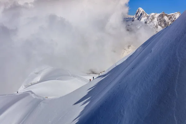 Wspinaczy na masyw Mont Blanc — Zdjęcie stockowe