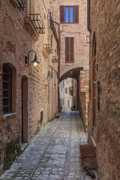Улица в Ассизи, Италия — стоковое фото