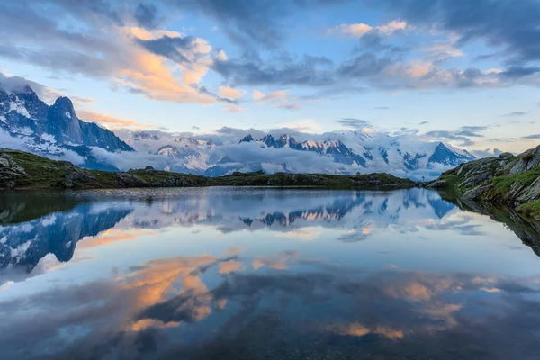 Mont Blanc återspeglas i Cheserys sjön, Mont Blanc, Frankrike — Stockfoto