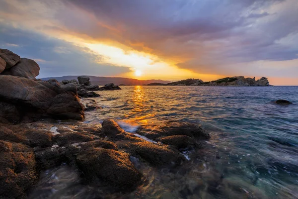 Sonnenaufgang auf der Insel Mammouliani, Griechenland — Stockfoto