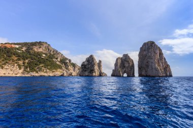 Faraglioni kayalıkları, Capri, İtalya.