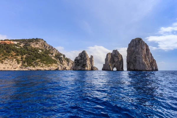 Faraglioni Cliffs, Capri, Italia . — Foto de Stock