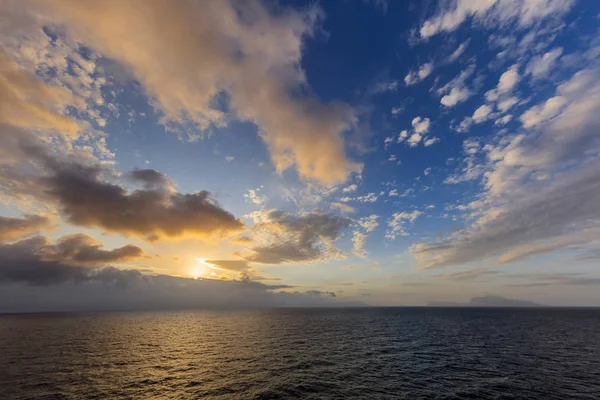 Ανατολή ηλίου στη θάλασσα — Φωτογραφία Αρχείου