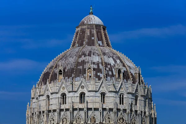 Pisa Italië. Baptisterium op de Piazza dei Miracoli — Stockfoto