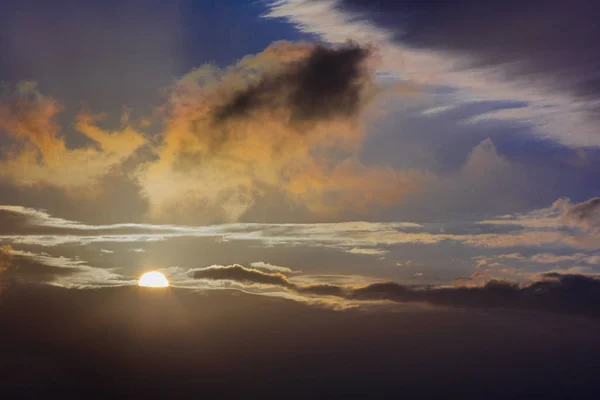 Salida del sol sobre las nubes — Foto de Stock