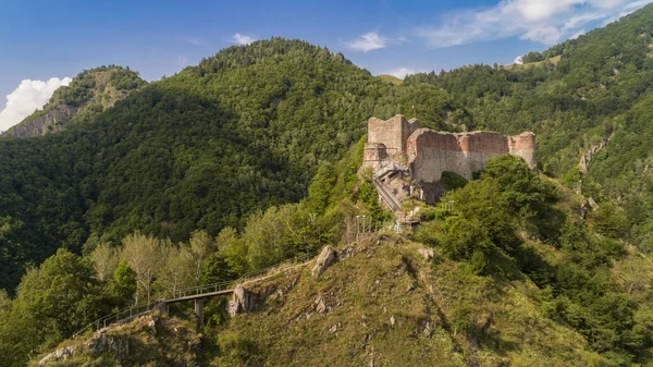 Castelo de Poenari em ruínas no Monte Cetatea, na Roménia — Fotografia de Stock