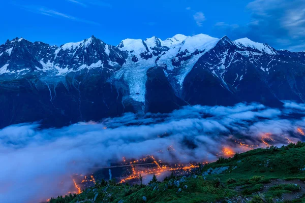 Valle di Chamonix la sera. Francia — Foto Stock