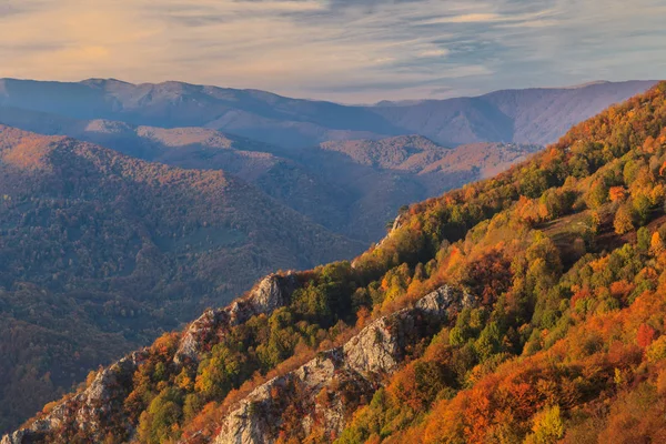 Horská krajina v The Mehedinti hory Rumunska — Stock fotografie