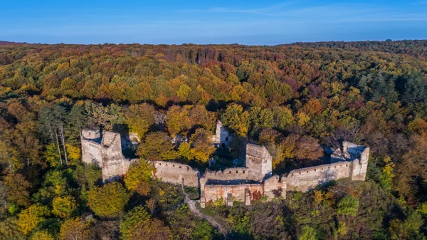 Fortezza fortificata medievale di Sasschiz nel villaggio di Saschiz. Transilvania — Foto Stock