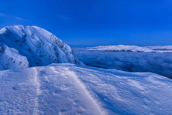 Bergets topp på vintern — Stockfoto