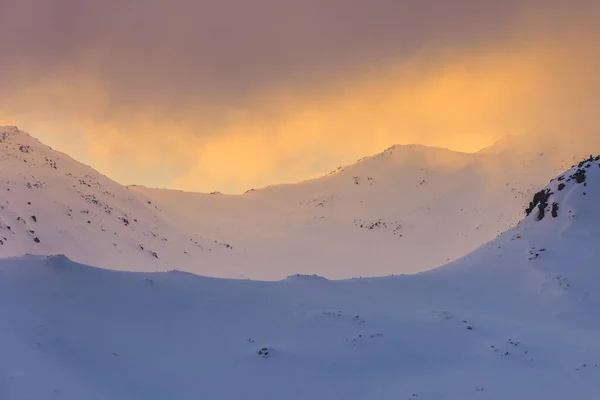 Зимовий пейзаж у горах Retezat, Румунія — стокове фото
