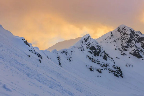 Paisaje invernal en las montañas de Retezat, Rumania — Foto de Stock