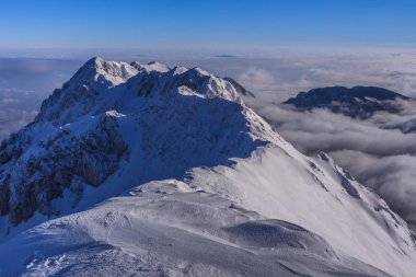Kışın dağ manzarası 