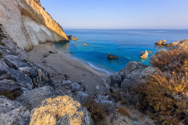 Klein strand in de buurt van Agios Nikitas. Lefkada, Griekenland — Stockfoto