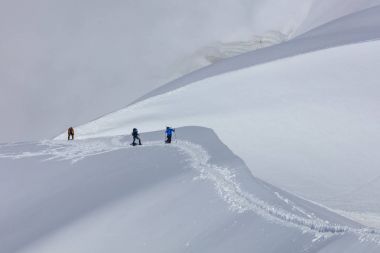 Dağcıların Mont Blanc massif üzerinde Fransa