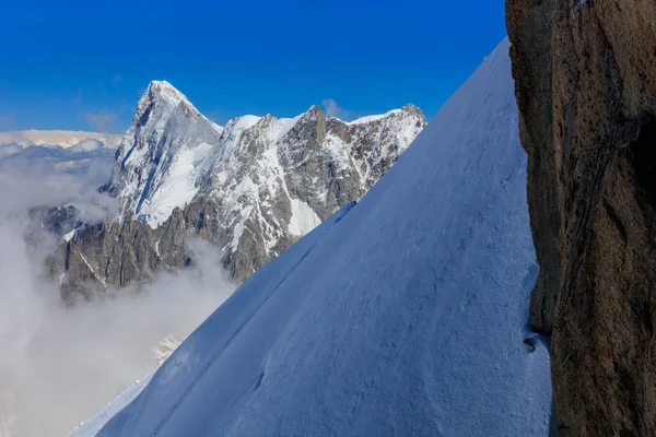 Mont Blanc berg, uitzicht vanaf Aiguille du Midi. Frankrijk — Stockfoto