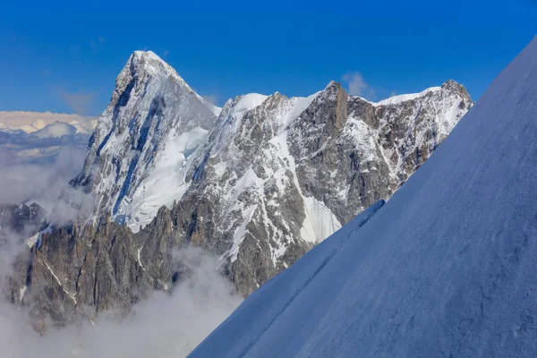 Mont Blanc Dağı, Aiguille du Midi manzaralı. Fransa — Stok fotoğraf