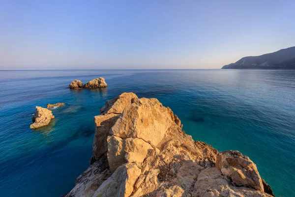 Nabij de rotsen Agios Nikitas. Lefkada, Griekenland — Stockfoto