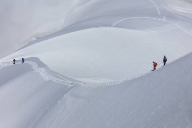 Dağcıların Mont Blanc massif üzerinde Fransa