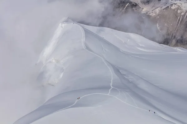 Klättrare på bergsmassivet Mont Blanc, Frankrike — Stockfoto