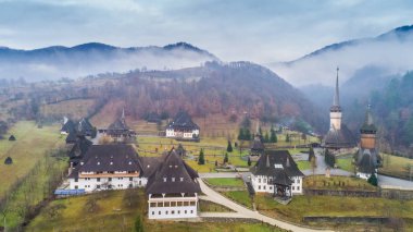 Romanya 'nın Maramures kentindeki Barsana Manastırı.