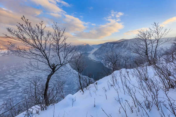 De Gorges van de Donau in de winter. Roemenië — Stockfoto