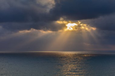 Denizde gün doğumu