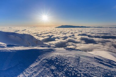 Kışın dağ manzarası 