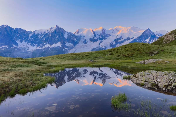 Mont Blanc Massif a francia Alpokban — Stock Fotó