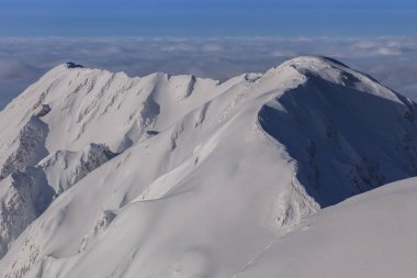 Kışın dağ manzarası 