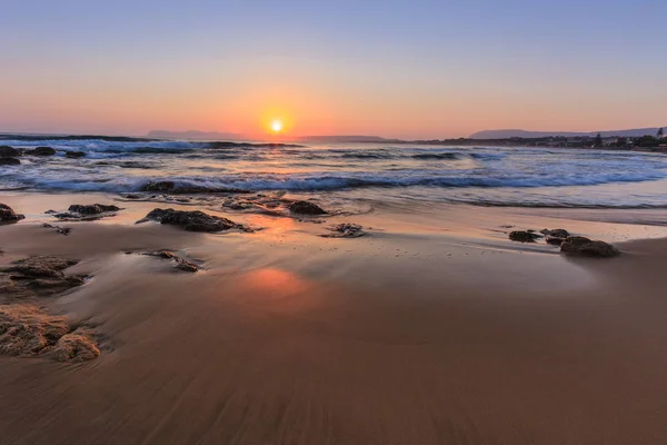 Sunrise on the beach — Stock Photo, Image