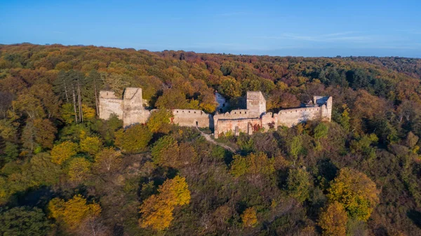 Fortezza fortificata medievale di Sasschiz nel villaggio di Saschiz. Transilvania — Foto Stock