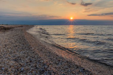 Denizde gün doğumu