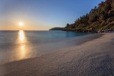 Sunrise mermer Beach (Saliara beach), Thassos Islands, Yunanistan. En güzel beyaz plaj Yunanistan