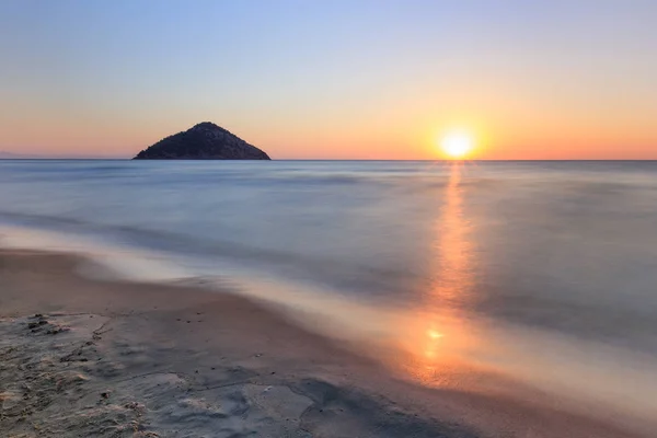 Rajská pláž při západu slunce. Řecko — Stock fotografie