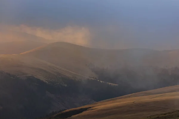 Amanecer en las montañas de fagaras, Rumanía — Stok fotoğraf