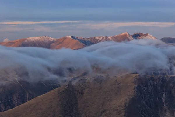 Salida del sol en las montañas Fagaras, Rumania —  Fotos de Stock