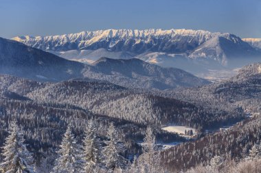 Kışın dağ manzarası