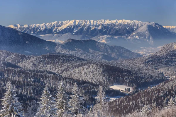 Paisaje de montaña en invierno — Foto de Stock