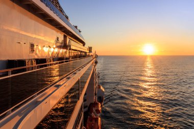 Yolcu gemisinde gün doğumu