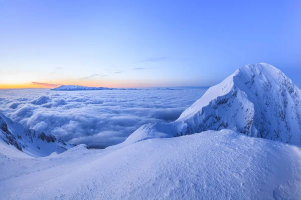 Paesaggio montano invernale — Foto Stock