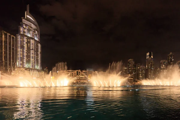 Танцующие фонтаны в Дубае в ночное время — стоковое фото