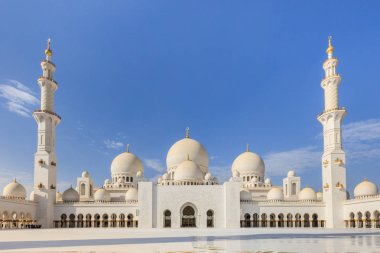 Abu Dabi 'deki Şeyh Zayed Büyük Camii Birleşik Arap Emirlikleri' nin başkenti.