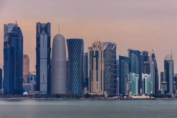 Архитектура Дохи Аддахаха Катара Ближнего Востока — стоковое фото