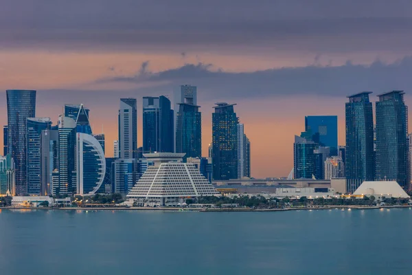 Архитектура Дохи Ночью Мбаппе Давха Катар — стоковое фото