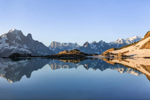 Mont Blanc Vonulata Tükröződik Graian Alpok Lac Blanc Franciaország — Stock Fotó