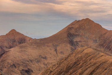 Moldoveanu Tepesi, Romanya 'nın Fagaras Dağları' nda 2544 metre