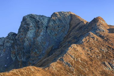 Fagaras Dağları, Romanya. Lespezi Tepesi 2517 metre ve Cornul Caltunului Tepesi 2505 metre.