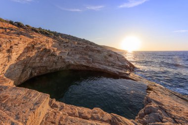 Giola'da gün doğumu, doğal deniz suyu havuzu. Thassos island, Yunanistan